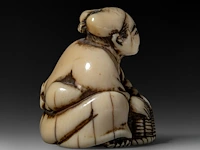 Two japanese ivory netsuke, one of an immortal and one of a man with a basket, edo period (19thc), h 3 cm - w 3,2 cm - d 2,5 cm - 20g / h 3,6 cm - w 3,9 cm - d 3,3 cm - 30g ; added two marine ivory netsuke, meiji period - afbeelding 12 van  22