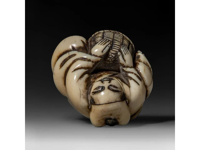 Two japanese ivory netsuke, one of an immortal and one of a man with a basket, edo period (19thc), h 3 cm - w 3,2 cm - d 2,5 cm - 20g / h 3,6 cm - w 3,9 cm - d 3,3 cm - 30g ; added two marine ivory netsuke, meiji period - afbeelding 13 van  22