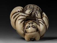 Two japanese ivory netsuke, one of an immortal and one of a man with a basket, edo period (19thc), h 3 cm - w 3,2 cm - d 2,5 cm - 20g / h 3,6 cm - w 3,9 cm - d 3,3 cm - 30g ; added two marine ivory netsuke, meiji period - afbeelding 13 van  22