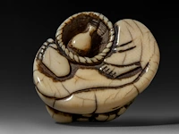 Two japanese ivory netsuke, one of an immortal and one of a man with a basket, edo period (19thc), h 3 cm - w 3,2 cm - d 2,5 cm - 20g / h 3,6 cm - w 3,9 cm - d 3,3 cm - 30g ; added two marine ivory netsuke, meiji period - afbeelding 14 van  22