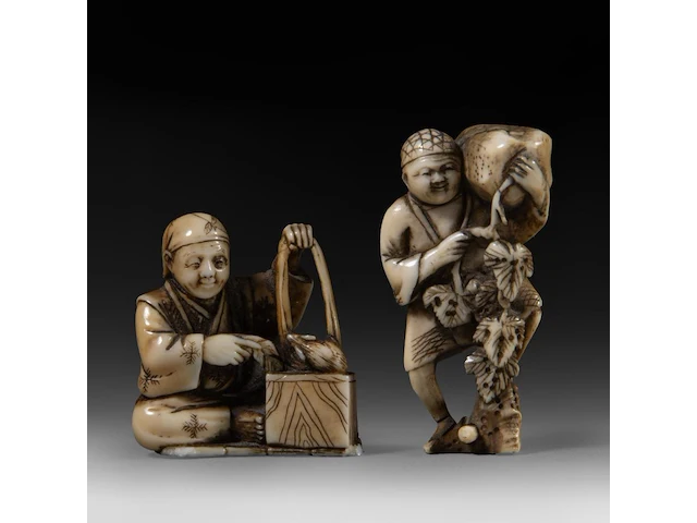Two japanese ivory netsuke, one of an immortal and one of a man with a basket, edo period (19thc), h 3 cm - w 3,2 cm - d 2,5 cm - 20g / h 3,6 cm - w 3,9 cm - d 3,3 cm - 30g ; added two marine ivory netsuke, meiji period - afbeelding 15 van  22