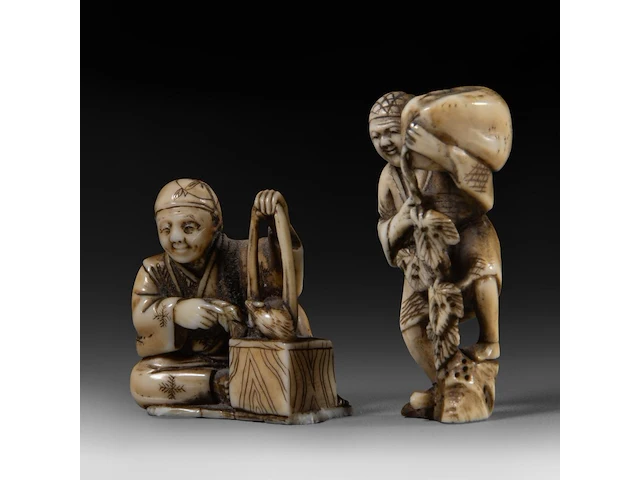 Two japanese ivory netsuke, one of an immortal and one of a man with a basket, edo period (19thc), h 3 cm - w 3,2 cm - d 2,5 cm - 20g / h 3,6 cm - w 3,9 cm - d 3,3 cm - 30g ; added two marine ivory netsuke, meiji period - afbeelding 16 van  22