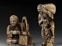 Two japanese ivory netsuke, one of an immortal and one of a man with a basket, edo period (19thc), h 3 cm - w 3,2 cm - d 2,5 cm - 20g / h 3,6 cm - w 3,9 cm - d 3,3 cm - 30g ; added two marine ivory netsuke, meiji period - afbeelding 16 van  22