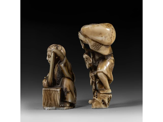 Two japanese ivory netsuke, one of an immortal and one of a man with a basket, edo period (19thc), h 3 cm - w 3,2 cm - d 2,5 cm - 20g / h 3,6 cm - w 3,9 cm - d 3,3 cm - 30g ; added two marine ivory netsuke, meiji period - afbeelding 17 van  22
