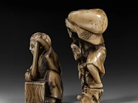 Two japanese ivory netsuke, one of an immortal and one of a man with a basket, edo period (19thc), h 3 cm - w 3,2 cm - d 2,5 cm - 20g / h 3,6 cm - w 3,9 cm - d 3,3 cm - 30g ; added two marine ivory netsuke, meiji period - afbeelding 17 van  22