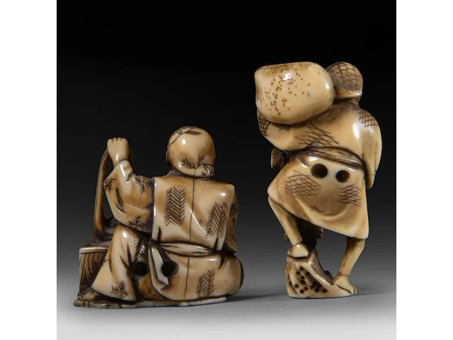 Two japanese ivory netsuke, one of an immortal and one of a man with a basket, edo period (19thc), h 3 cm - w 3,2 cm - d 2,5 cm - 20g / h 3,6 cm - w 3,9 cm - d 3,3 cm - 30g ; added two marine ivory netsuke, meiji period - afbeelding 18 van  22