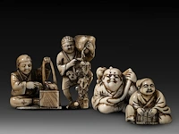Two japanese ivory netsuke, one of an immortal and one of a man with a basket, edo period (19thc), h 3 cm - w 3,2 cm - d 2,5 cm - 20g / h 3,6 cm - w 3,9 cm - d 3,3 cm - 30g ; added two marine ivory netsuke, meiji period
