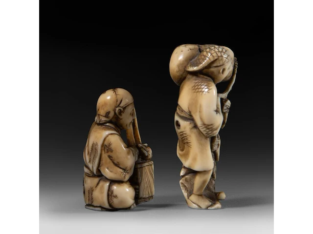 Two japanese ivory netsuke, one of an immortal and one of a man with a basket, edo period (19thc), h 3 cm - w 3,2 cm - d 2,5 cm - 20g / h 3,6 cm - w 3,9 cm - d 3,3 cm - 30g ; added two marine ivory netsuke, meiji period - afbeelding 19 van  22