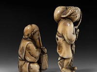 Two japanese ivory netsuke, one of an immortal and one of a man with a basket, edo period (19thc), h 3 cm - w 3,2 cm - d 2,5 cm - 20g / h 3,6 cm - w 3,9 cm - d 3,3 cm - 30g ; added two marine ivory netsuke, meiji period - afbeelding 19 van  22