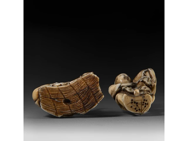 Two japanese ivory netsuke, one of an immortal and one of a man with a basket, edo period (19thc), h 3 cm - w 3,2 cm - d 2,5 cm - 20g / h 3,6 cm - w 3,9 cm - d 3,3 cm - 30g ; added two marine ivory netsuke, meiji period - afbeelding 20 van  22