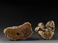 Two japanese ivory netsuke, one of an immortal and one of a man with a basket, edo period (19thc), h 3 cm - w 3,2 cm - d 2,5 cm - 20g / h 3,6 cm - w 3,9 cm - d 3,3 cm - 30g ; added two marine ivory netsuke, meiji period - afbeelding 20 van  22