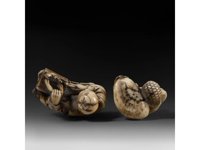 Two japanese ivory netsuke, one of an immortal and one of a man with a basket, edo period (19thc), h 3 cm - w 3,2 cm - d 2,5 cm - 20g / h 3,6 cm - w 3,9 cm - d 3,3 cm - 30g ; added two marine ivory netsuke, meiji period - afbeelding 21 van  22