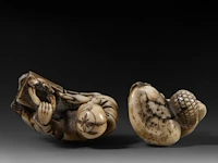 Two japanese ivory netsuke, one of an immortal and one of a man with a basket, edo period (19thc), h 3 cm - w 3,2 cm - d 2,5 cm - 20g / h 3,6 cm - w 3,9 cm - d 3,3 cm - 30g ; added two marine ivory netsuke, meiji period - afbeelding 21 van  22