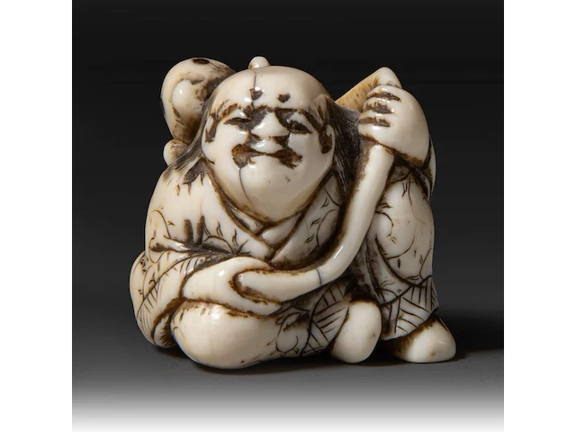 Two japanese ivory netsuke, one of an immortal and one of a man with a basket, edo period (19thc), h 3 cm - w 3,2 cm - d 2,5 cm - 20g / h 3,6 cm - w 3,9 cm - d 3,3 cm - 30g ; added two marine ivory netsuke, meiji period - afbeelding 2 van  8