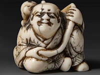 Two japanese ivory netsuke, one of an immortal and one of a man with a basket, edo period (19thc), h 3 cm - w 3,2 cm - d 2,5 cm - 20g / h 3,6 cm - w 3,9 cm - d 3,3 cm - 30g ; added two marine ivory netsuke, meiji period - afbeelding 2 van  8