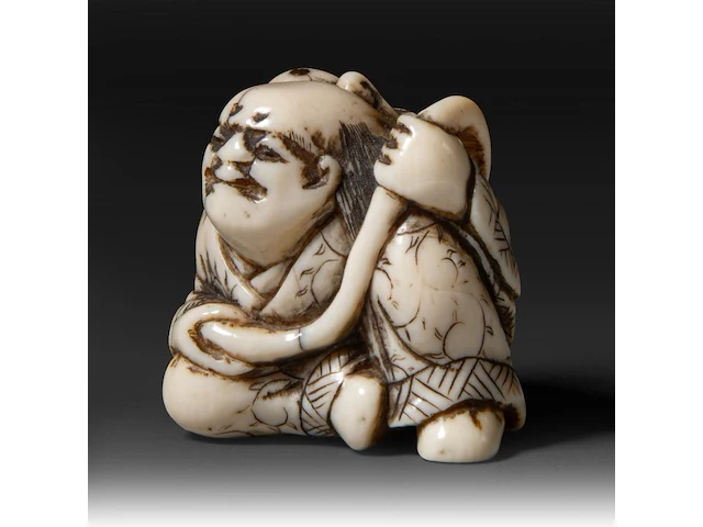 Two japanese ivory netsuke, one of an immortal and one of a man with a basket, edo period (19thc), h 3 cm - w 3,2 cm - d 2,5 cm - 20g / h 3,6 cm - w 3,9 cm - d 3,3 cm - 30g ; added two marine ivory netsuke, meiji period - afbeelding 3 van  8