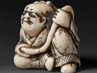 Two japanese ivory netsuke, one of an immortal and one of a man with a basket, edo period (19thc), h 3 cm - w 3,2 cm - d 2,5 cm - 20g / h 3,6 cm - w 3,9 cm - d 3,3 cm - 30g ; added two marine ivory netsuke, meiji period - afbeelding 3 van  8