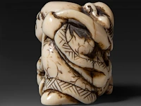 Two japanese ivory netsuke, one of an immortal and one of a man with a basket, edo period (19thc), h 3 cm - w 3,2 cm - d 2,5 cm - 20g / h 3,6 cm - w 3,9 cm - d 3,3 cm - 30g ; added two marine ivory netsuke, meiji period - afbeelding 4 van  8