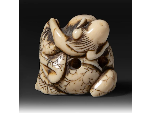 Two japanese ivory netsuke, one of an immortal and one of a man with a basket, edo period (19thc), h 3 cm - w 3,2 cm - d 2,5 cm - 20g / h 3,6 cm - w 3,9 cm - d 3,3 cm - 30g ; added two marine ivory netsuke, meiji period - afbeelding 5 van  8
