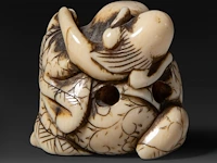 Two japanese ivory netsuke, one of an immortal and one of a man with a basket, edo period (19thc), h 3 cm - w 3,2 cm - d 2,5 cm - 20g / h 3,6 cm - w 3,9 cm - d 3,3 cm - 30g ; added two marine ivory netsuke, meiji period - afbeelding 5 van  8