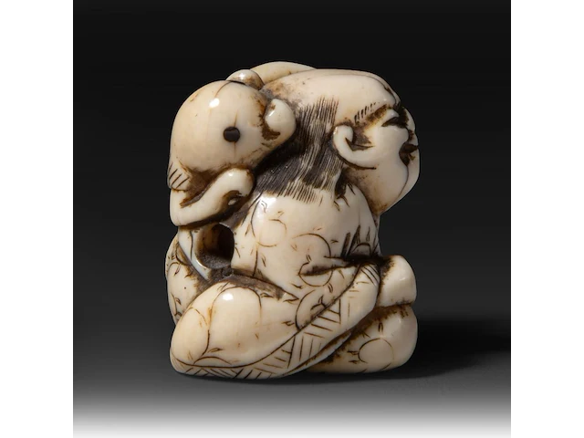 Two japanese ivory netsuke, one of an immortal and one of a man with a basket, edo period (19thc), h 3 cm - w 3,2 cm - d 2,5 cm - 20g / h 3,6 cm - w 3,9 cm - d 3,3 cm - 30g ; added two marine ivory netsuke, meiji period - afbeelding 6 van  8