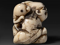 Two japanese ivory netsuke, one of an immortal and one of a man with a basket, edo period (19thc), h 3 cm - w 3,2 cm - d 2,5 cm - 20g / h 3,6 cm - w 3,9 cm - d 3,3 cm - 30g ; added two marine ivory netsuke, meiji period - afbeelding 6 van  8