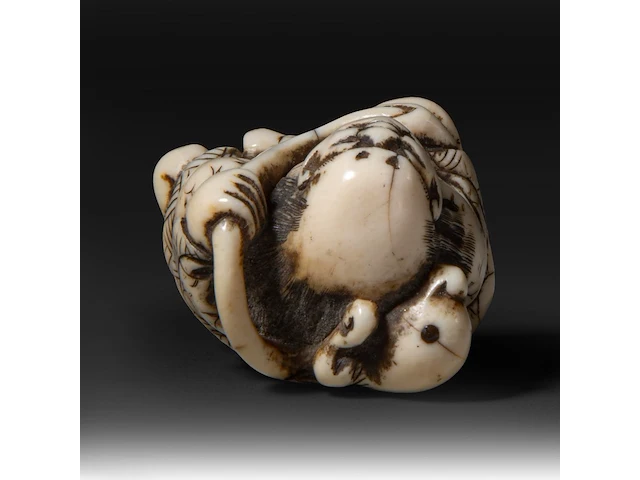 Two japanese ivory netsuke, one of an immortal and one of a man with a basket, edo period (19thc), h 3 cm - w 3,2 cm - d 2,5 cm - 20g / h 3,6 cm - w 3,9 cm - d 3,3 cm - 30g ; added two marine ivory netsuke, meiji period - afbeelding 7 van  8