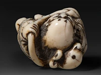 Two japanese ivory netsuke, one of an immortal and one of a man with a basket, edo period (19thc), h 3 cm - w 3,2 cm - d 2,5 cm - 20g / h 3,6 cm - w 3,9 cm - d 3,3 cm - 30g ; added two marine ivory netsuke, meiji period - afbeelding 7 van  8
