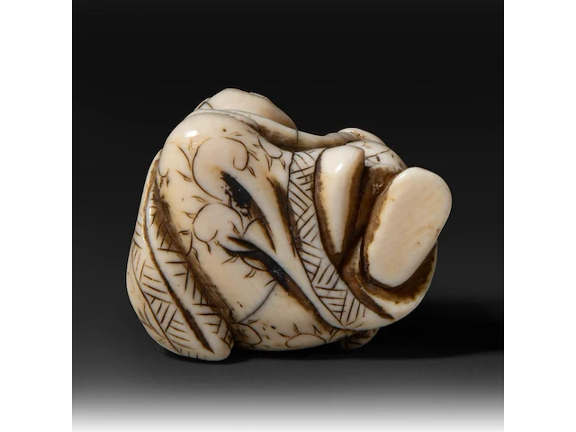 Two japanese ivory netsuke, one of an immortal and one of a man with a basket, edo period (19thc), h 3 cm - w 3,2 cm - d 2,5 cm - 20g / h 3,6 cm - w 3,9 cm - d 3,3 cm - 30g ; added two marine ivory netsuke, meiji period - afbeelding 8 van  8