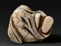 Two japanese ivory netsuke, one of an immortal and one of a man with a basket, edo period (19thc), h 3 cm - w 3,2 cm - d 2,5 cm - 20g / h 3,6 cm - w 3,9 cm - d 3,3 cm - 30g ; added two marine ivory netsuke, meiji period - afbeelding 8 van  8