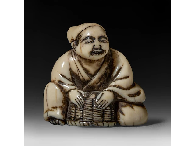 Two japanese ivory netsuke, one of an immortal and one of a man with a basket, edo period (19thc), h 3 cm - w 3,2 cm - d 2,5 cm - 20g / h 3,6 cm - w 3,9 cm - d 3,3 cm - 30g ; added two marine ivory netsuke, meiji period - afbeelding 22 van  22