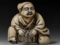 Two japanese ivory netsuke, one of an immortal and one of a man with a basket, edo period (19thc), h 3 cm - w 3,2 cm - d 2,5 cm - 20g / h 3,6 cm - w 3,9 cm - d 3,3 cm - 30g ; added two marine ivory netsuke, meiji period - afbeelding 22 van  22