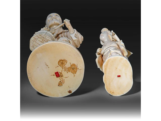 Two japanese ivory okimono of farmers, both signed, meiji period (1868-1912), lady total h 24 cm - 426g - man total h 27,6 cm - 944g (+) - afbeelding 2 van  20