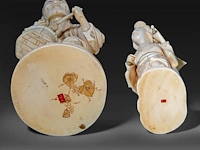 Two japanese ivory okimono of farmers, both signed, meiji period (1868-1912), lady total h 24 cm - 426g - man total h 27,6 cm - 944g (+) - afbeelding 2 van  20