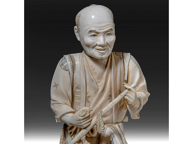 Two japanese ivory okimono of farmers, both signed, meiji period (1868-1912), lady total h 24 cm - 426g - man total h 27,6 cm - 944g (+) - afbeelding 3 van  20