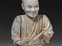 Two japanese ivory okimono of farmers, both signed, meiji period (1868-1912), lady total h 24 cm - 426g - man total h 27,6 cm - 944g (+) - afbeelding 3 van  20