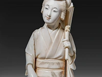 Two japanese ivory okimono of farmers, both signed, meiji period (1868-1912), lady total h 24 cm - 426g - man total h 27,6 cm - 944g (+) - afbeelding 4 van  20