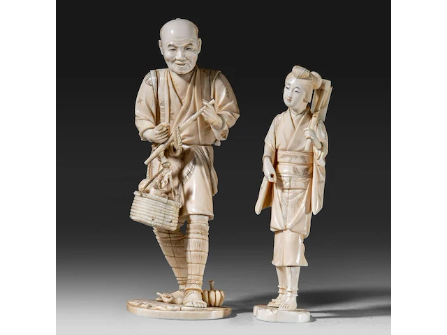 Two japanese ivory okimono of farmers, both signed, meiji period (1868-1912), lady total h 24 cm - 426g - man total h 27,6 cm - 944g (+) - afbeelding 5 van  20