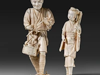 Two japanese ivory okimono of farmers, both signed, meiji period (1868-1912), lady total h 24 cm - 426g - man total h 27,6 cm - 944g (+) - afbeelding 5 van  20