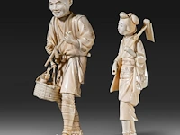 Two japanese ivory okimono of farmers, both signed, meiji period (1868-1912), lady total h 24 cm - 426g - man total h 27,6 cm - 944g (+) - afbeelding 6 van  20