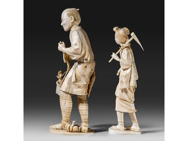 Two japanese ivory okimono of farmers, both signed, meiji period (1868-1912), lady total h 24 cm - 426g - man total h 27,6 cm - 944g (+) - afbeelding 7 van  20