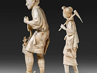 Two japanese ivory okimono of farmers, both signed, meiji period (1868-1912), lady total h 24 cm - 426g - man total h 27,6 cm - 944g (+) - afbeelding 7 van  20