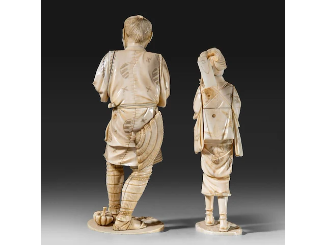 Two japanese ivory okimono of farmers, both signed, meiji period (1868-1912), lady total h 24 cm - 426g - man total h 27,6 cm - 944g (+) - afbeelding 8 van  20