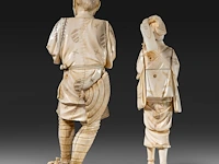 Two japanese ivory okimono of farmers, both signed, meiji period (1868-1912), lady total h 24 cm - 426g - man total h 27,6 cm - 944g (+) - afbeelding 8 van  20