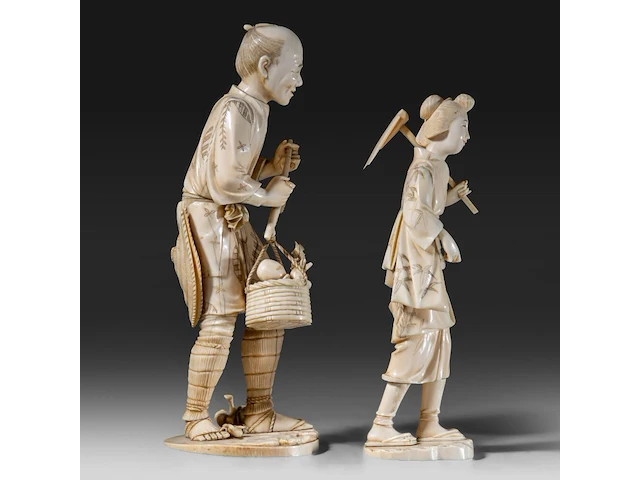 Two japanese ivory okimono of farmers, both signed, meiji period (1868-1912), lady total h 24 cm - 426g - man total h 27,6 cm - 944g (+) - afbeelding 9 van  20