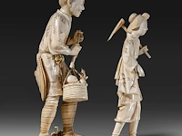 Two japanese ivory okimono of farmers, both signed, meiji period (1868-1912), lady total h 24 cm - 426g - man total h 27,6 cm - 944g (+) - afbeelding 9 van  20