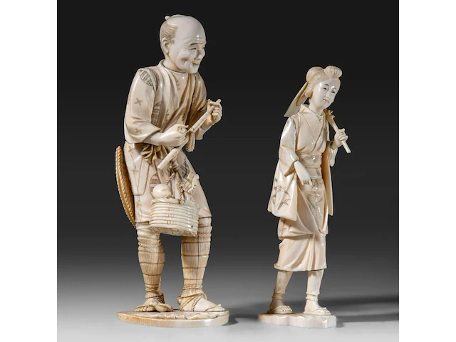 Two japanese ivory okimono of farmers, both signed, meiji period (1868-1912), lady total h 24 cm - 426g - man total h 27,6 cm - 944g (+) - afbeelding 10 van  20