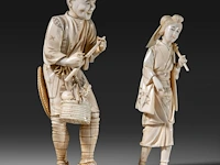 Two japanese ivory okimono of farmers, both signed, meiji period (1868-1912), lady total h 24 cm - 426g - man total h 27,6 cm - 944g (+) - afbeelding 10 van  20