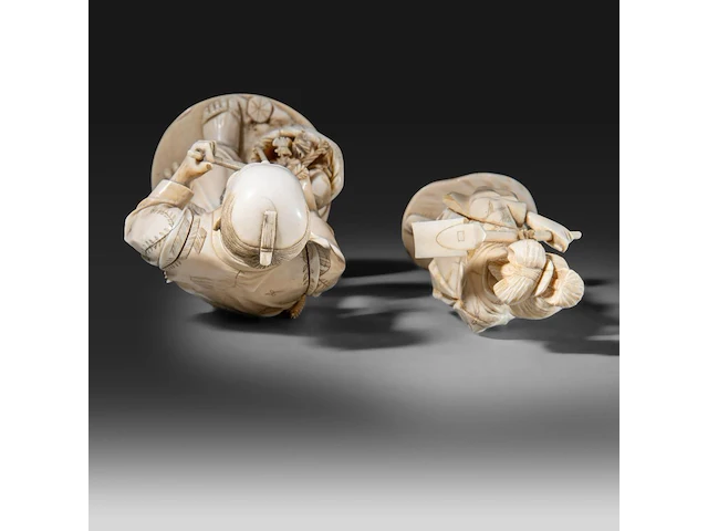Two japanese ivory okimono of farmers, both signed, meiji period (1868-1912), lady total h 24 cm - 426g - man total h 27,6 cm - 944g (+) - afbeelding 11 van  20