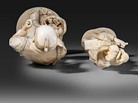 Two japanese ivory okimono of farmers, both signed, meiji period (1868-1912), lady total h 24 cm - 426g - man total h 27,6 cm - 944g (+) - afbeelding 11 van  20